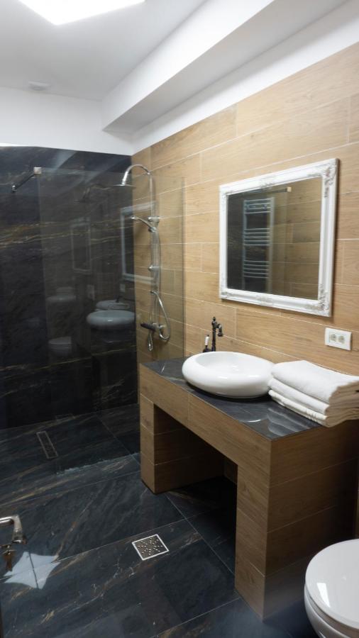 M Rooms Bukares Bagian luar foto